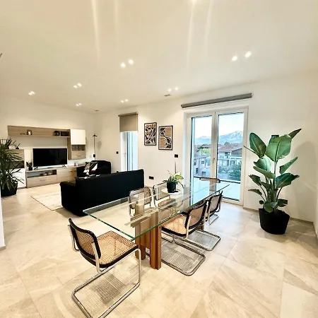 Lägenhet Attico In Centro Citta Con Terrazza E Parcheggio Privato